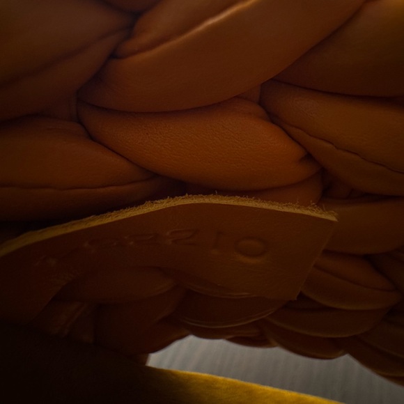 Chloe
Kacey Woven Calfskin Flat Sandals - Picture 4 of 4